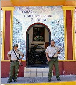 Foto of two police officers in Ajijic, Mexico